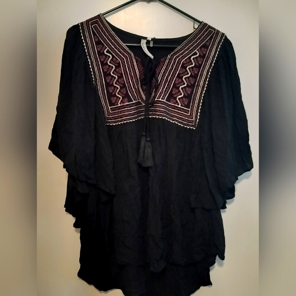 Women's NWT Boho Chic Black Tassel Top With Winged Sleeves. Size Small. NWT.